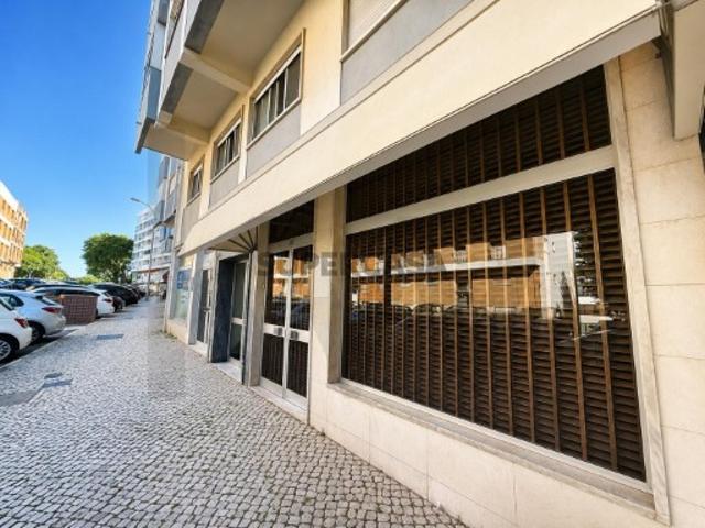 Loja para Arrendamento | 67 m² | Paço de Arcos | Localização Premium