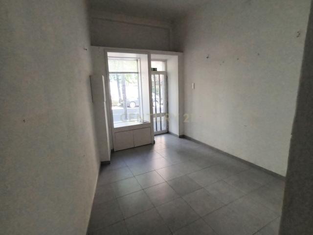 Loja para arrendar junto à estação de Metro de Faria Guimarães, no centro do Porto excelente oportunidade de negócio