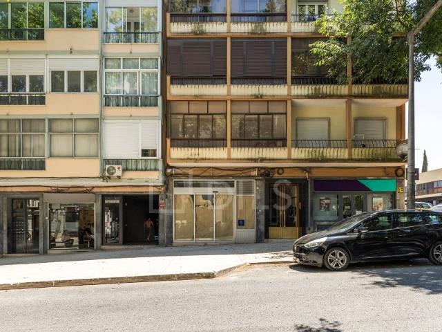 Loja para arrendar na Av. Gomes Pereira, em Benfica, Lisboa