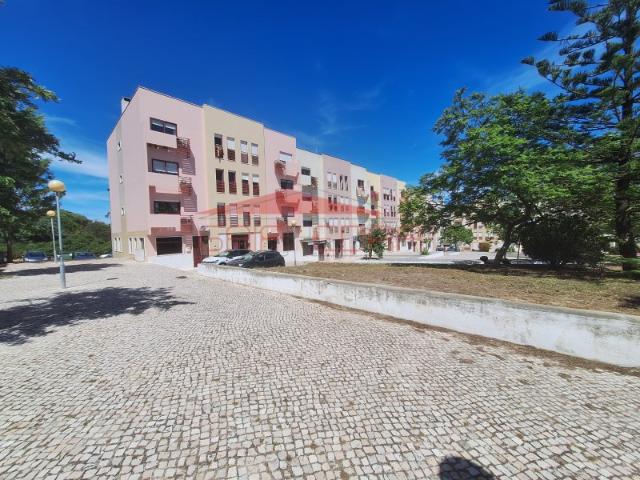Loja para transformar em habitação 2 500 metros da Costa da Caparica