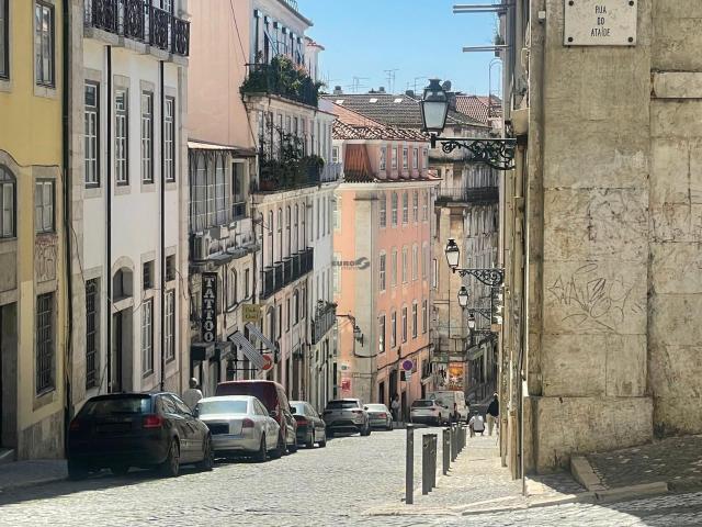 Loja para venda | 2 pisos | Rua das Flores | Zona premium