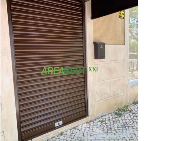Loja para venda com rendimento, nas Laranjeiras, em Lisboa | 26053465662