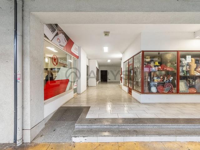 Loja para venda em localização privilegiada – Avenida D. João IV, Guimarães