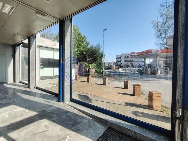 Loja para venda em S. Tirso para qualquer ramo