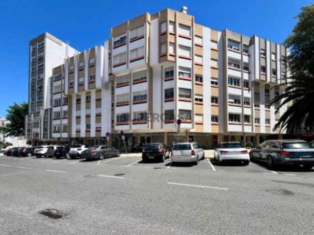 Loja para Venda ou Arrendamento com 2 Pisos e Casas de Banho em Algés