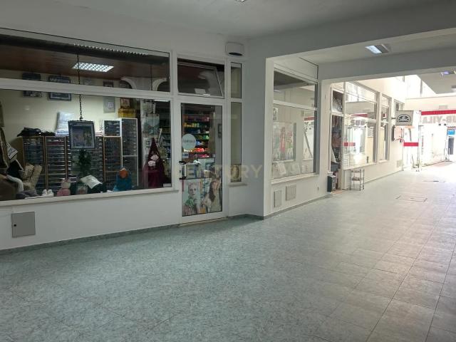 Loja para Venda no Centro Comercial Nazaré