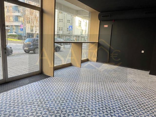 Loja | Porto | 500m² | Lugar de Estacionamento