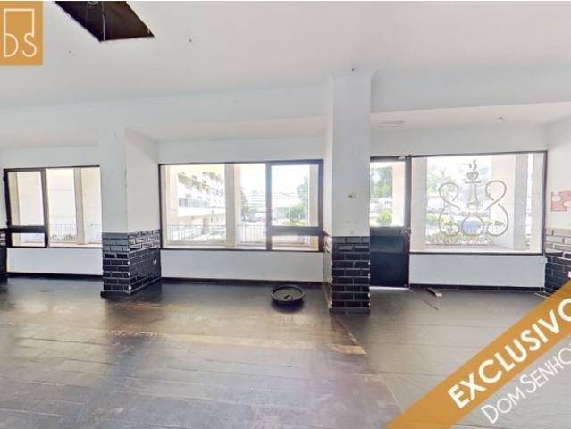 Loja Praça Rainha Dona Filipa 85m2 Possibilidade de Restauração Disponível para entrada Imediata