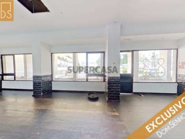Loja Praça Rainha Dona Filipa 85m2 Possibilidade de Restauração Disponível para entrada Imediata