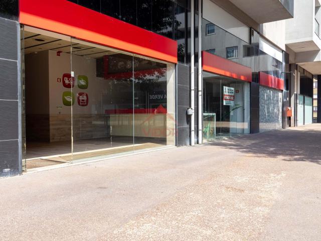 Loja pronta a ocupar na Avenida Fernão de Magalhães