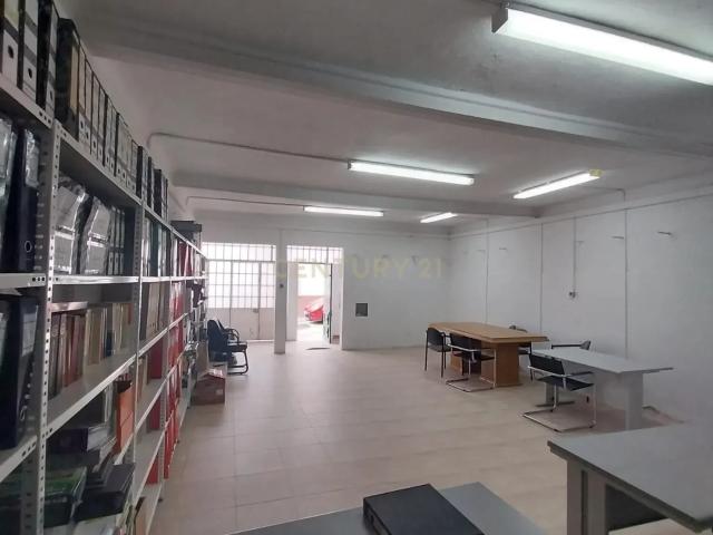 Loja R/ch inserida dum prédio de habitações de 1º e 2º andares