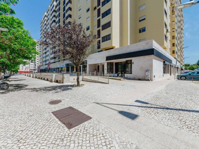 Loja remodelada com excelente localização
