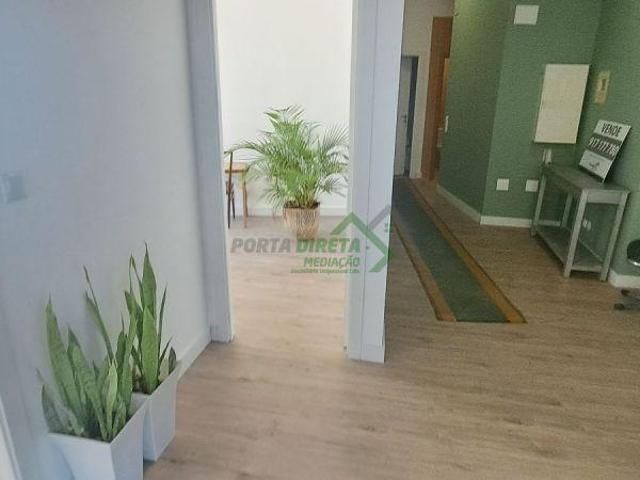 Loja remodelada com vista de rio | 26063635532