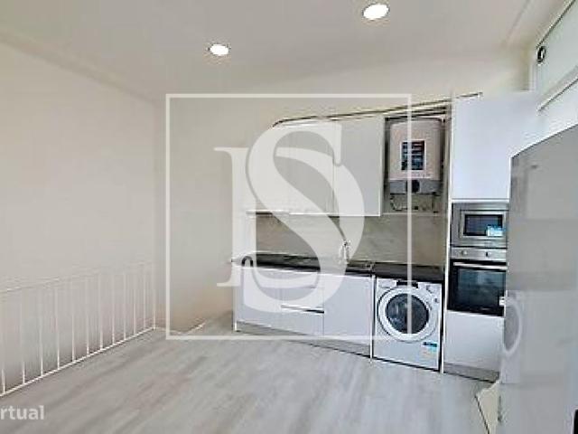Loja remodelada e transformada em apartamento no Laranjeiro