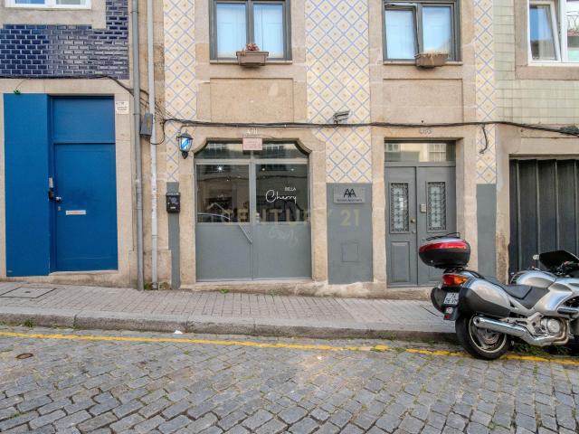 Loja Renovada no Coração do Porto Cedofeita