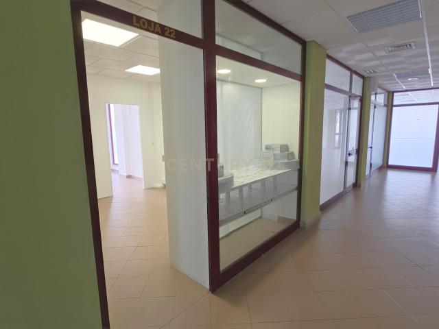 Loja Renovada, com excelente visibilidade, em Santiago od Cacém