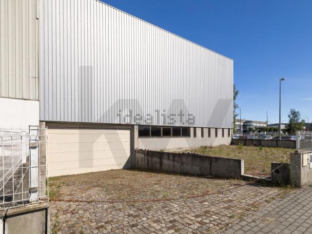 Loja, Santo Tirso Couto Burgães