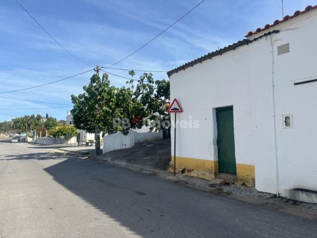 Loja Típica de Aldeia no Coração de Monte da Pedra