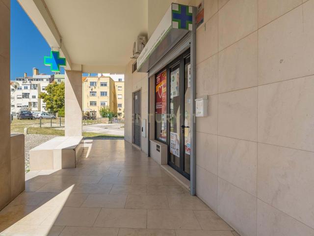 Loja totalmente remodelada com estacionamento Frente ao Mercado de Benfica