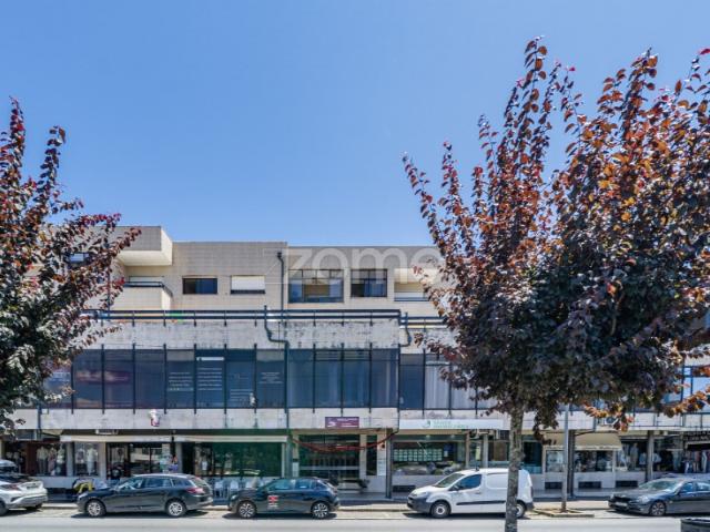 Loja transformada em Apartamento T1+1 no centro de Vila Verde Braga