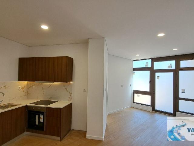 Loja transformada em apartamento T1 Centro de Rio Tinto