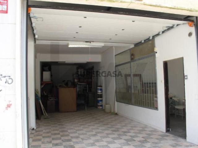 Loja transformada em garagem / armazém com 84m² na Damaia de Cima