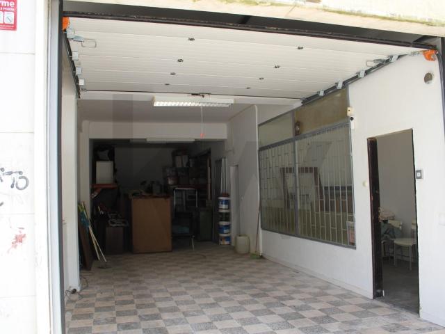 Loja transformada em garagem / armazém com 84m² na Damaia de Cima