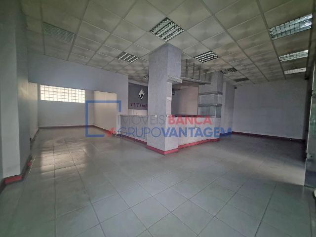 Loja 102 m² em Setúbal: Potencial Comercial ou Conversão em Habitação | Estacionamento à Porta