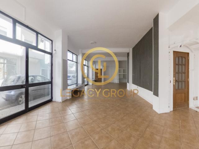 Loja 117m² em esquina com montras | Perto da Praia | Armação de Pêra