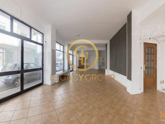 Loja 117m² em esquina com montras | Perto da Praia | Armação de Pêra | 26064078483