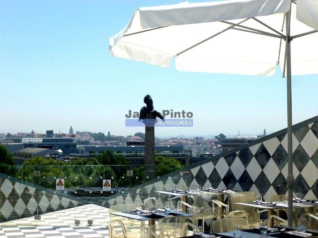 Loja 385m2 com 2 L.G próx. Rotunda da Boavista. Portugal, Porto