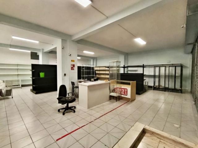 Loja 670 m2 com Montra e Excelente Visibilidade Porto