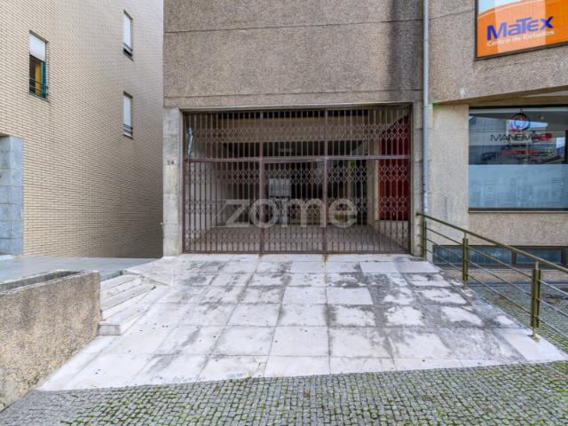 Lojas, 128 m2, em frente ao El Corte Inglês, Vila Nova de Gaia