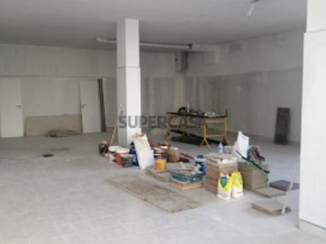 Lojas Comerciais com Excelente Visibilidade | Avenida do Brasil Amadora | 260.000€