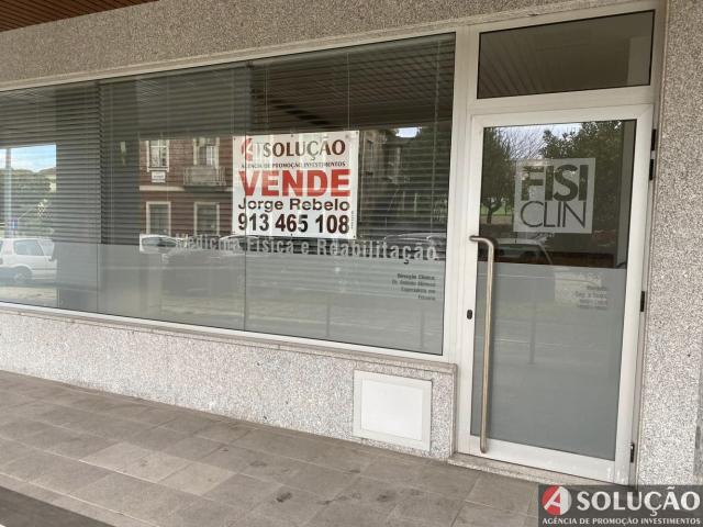 Lojas comercias frente de rua Famalicão