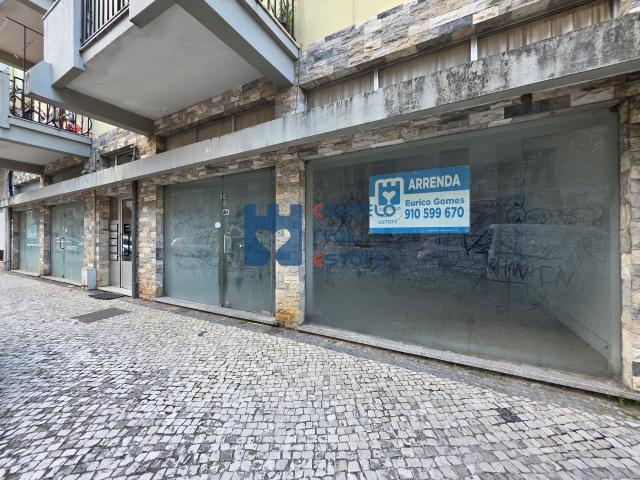 Loja para Venda em Ourém com Aprovação para Conversão em Habitação