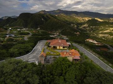 LOJMAL129: Encantadora Casa de Campo con Vistas Impresionantes en una Tranquila Comunidad Cerrada