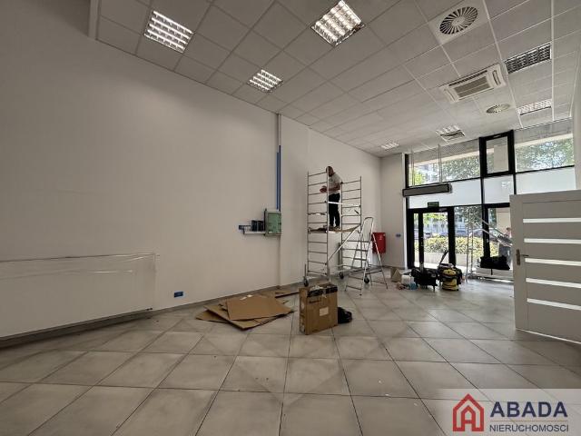 Lokal 70 m² z witrynami, antresolą i miejscami garażowymi