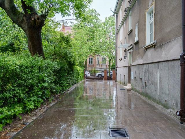 Sprzedam lokal użytkowy 72,8 m² w odrestaurowanej willi
