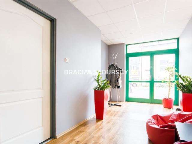 Lokal użytkowy 89 m2 z witryną, biura i recepcja