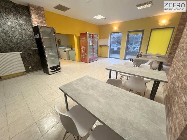 Lokal użytkowy 102 m2 z witrynami, aranżacja, 3 wejścia