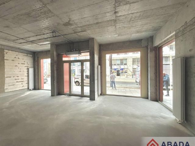 Lokal użytkowy 103 m2 z witrynami i wysokim sufitem