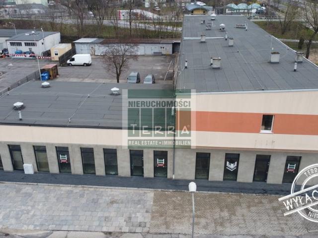 Lokal użytkowy 258 m2 przy głównej ulicy, parking, wykończenie