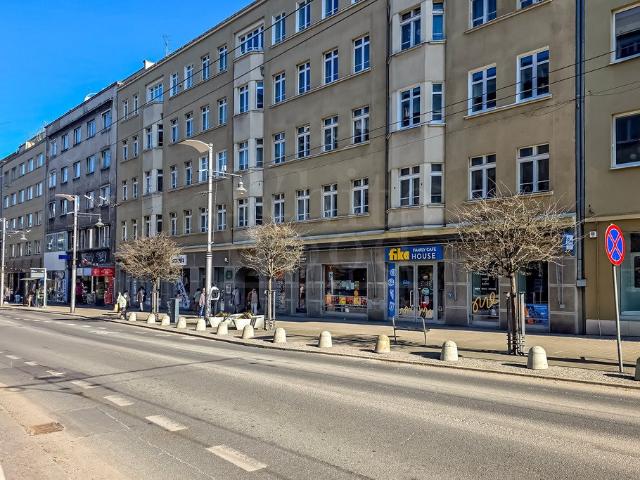 Lokal użytkowy na Świętojańskiej w Gdyni – 206 m2, witryny