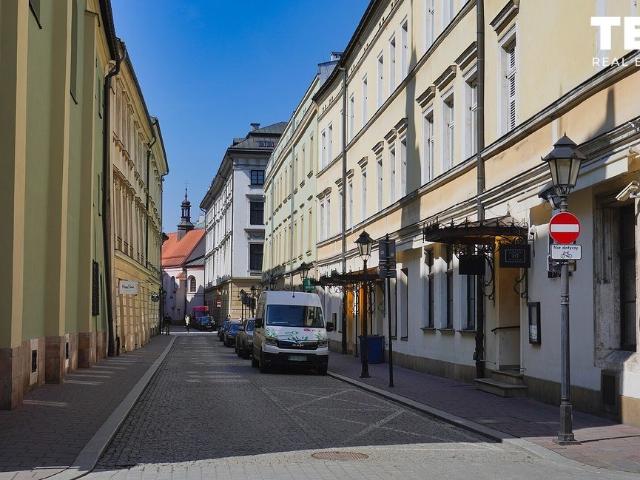 Lokal użytkowy na Starym Mieście z witryną i stabilnym zyskiem