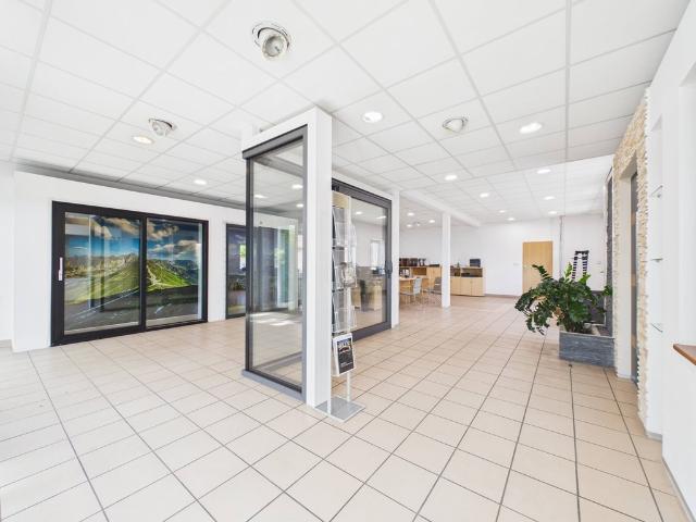 Lokal usługowo handlowy 120 m² z witrynami i parkingiem