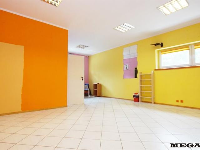 Lokal usługowy 44 m2 z tarasem, alarm, monitoring, duże witryny
