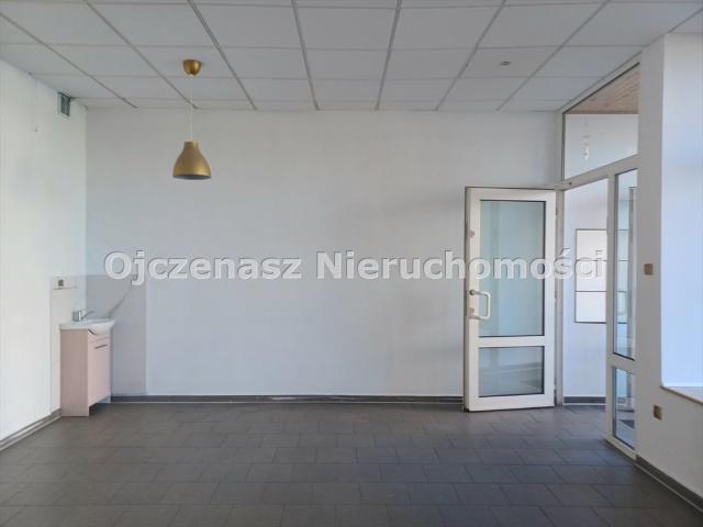 Lokal usługowy 45 m2 z witrynami, ogrzewaniem i zapleczem