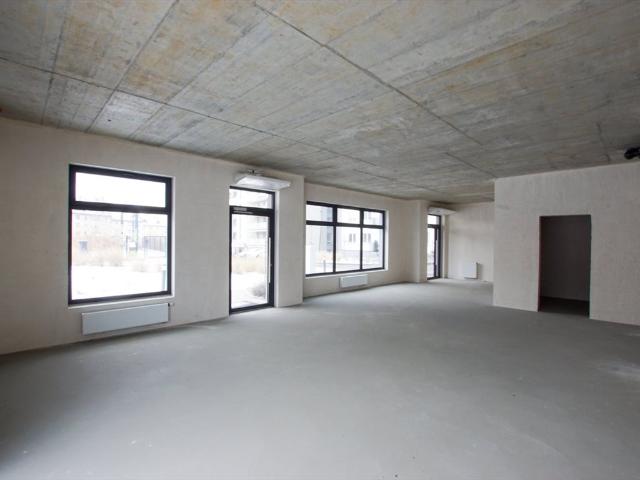 Lokal usługowy 83,49 m² z dużymi witrynami i parkingiem