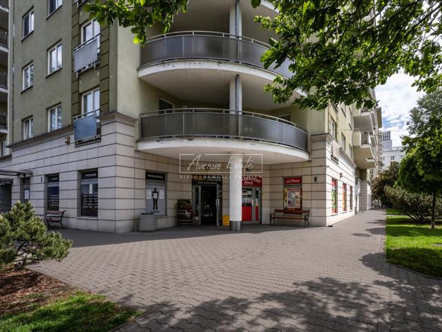 Lokal usługowy 81,9 m² z witrynami i parkingiem